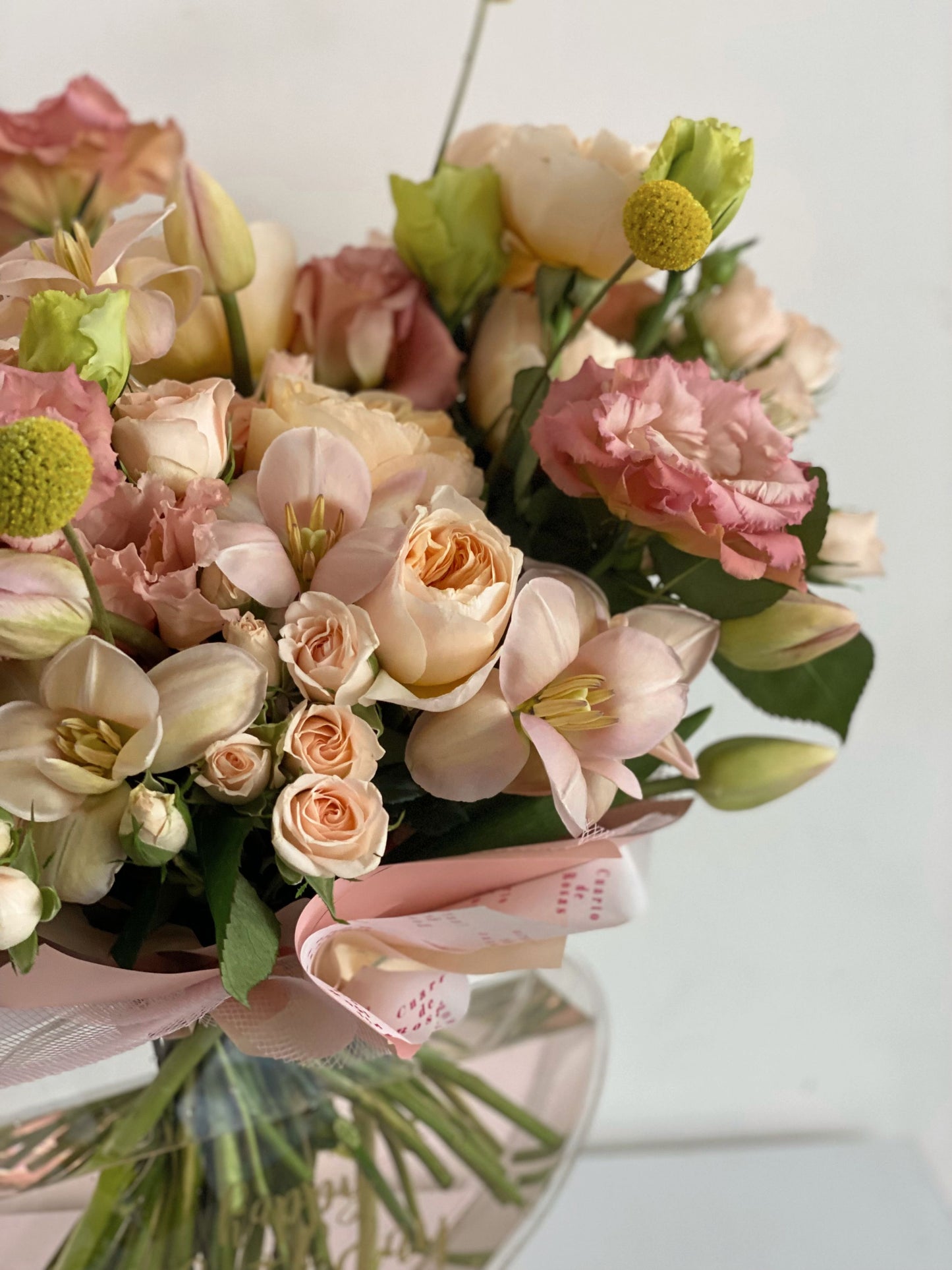 Corazón acrílico de rosas inglesas y tulipanes