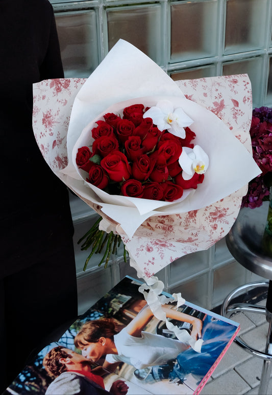 Ramo 75 rosas + orquídeas VD26