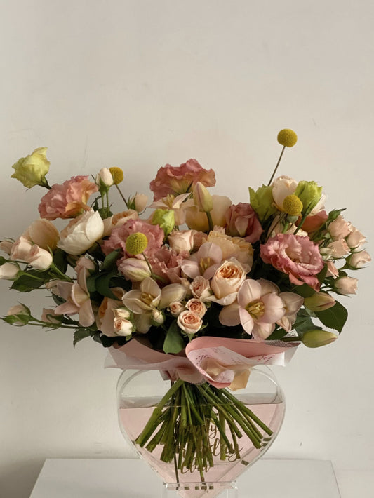 Corazón acrílico de rosas inglesas y tulipanes